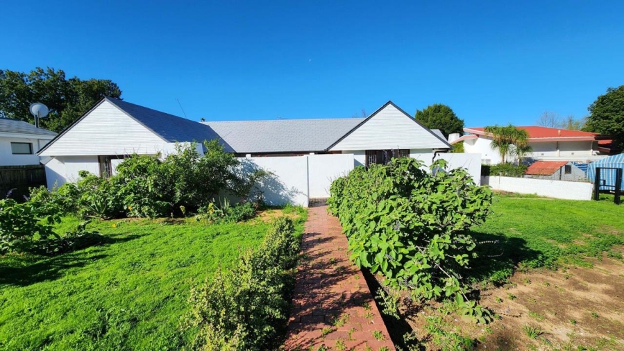 3 Bedroom Property for Sale in Bergzicht Western Cape